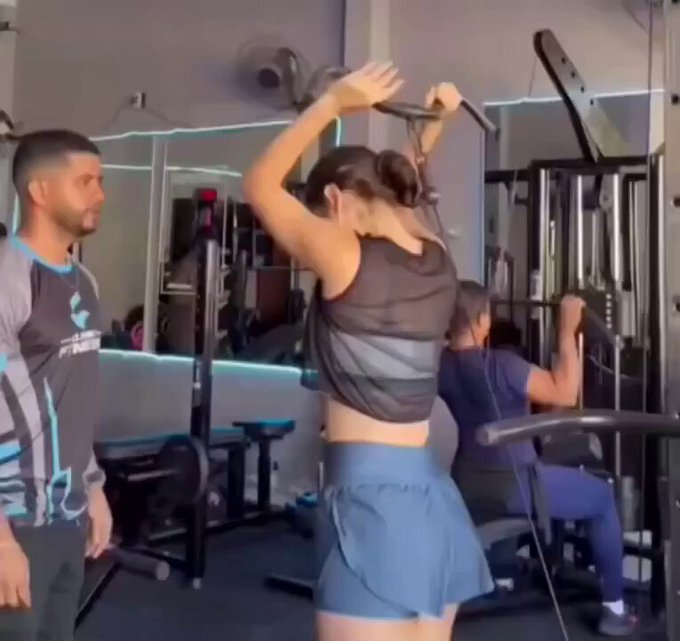 A ver, lo hizo exactamente como le enseñó el entrenador personal...