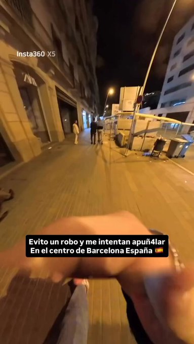 Que ciudadanos anónimos hayan de evitar robos en pleno centro de Barcelona ya es grave, pero aún lo es más ver la facilidad con que los delincuentes sacan un punzón o una navaja.