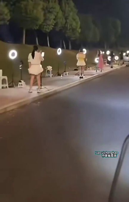 Streamers chinas trabajando en la calle como si fuera una línea de producción.
