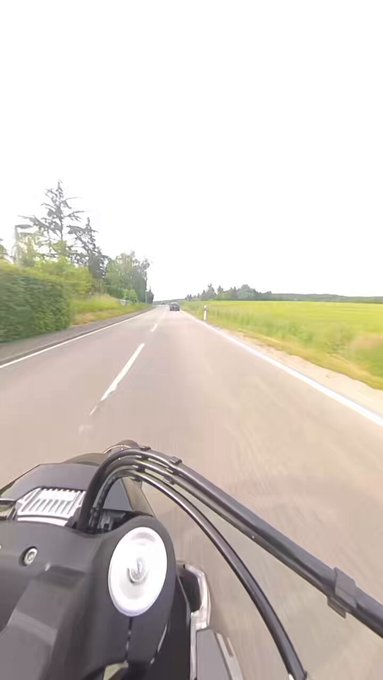 Motorista se acerca al coche que me precede con la intención de adelantarlo, pero justo en ese momento el coche frena y se lo come con patatas.