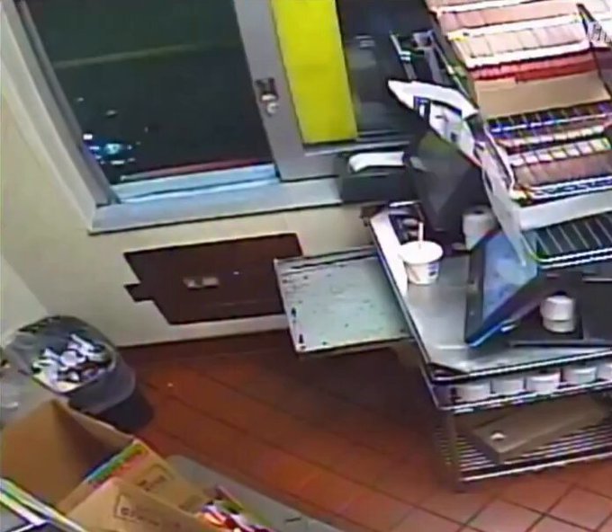 Un hombre dona 1000 dólares a un McDonald's