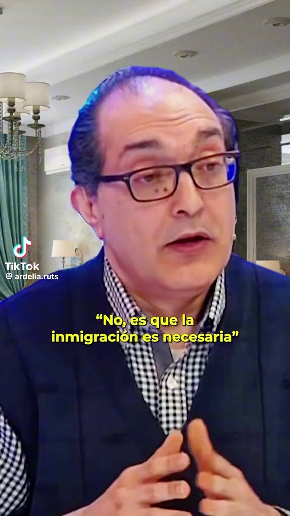 Este comunista oligofrénico la clava cuando habla de inmigración.