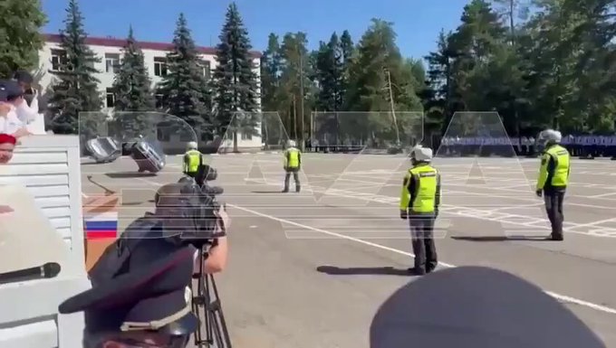 La policía rusa demuestra sus "habilidades de conducción" en Moscú.