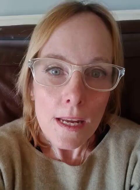 Británica dice que se sentiría mucho más segura varada en una isla con un grupo de hombres musulmanes que con hombres británicos de derecha.