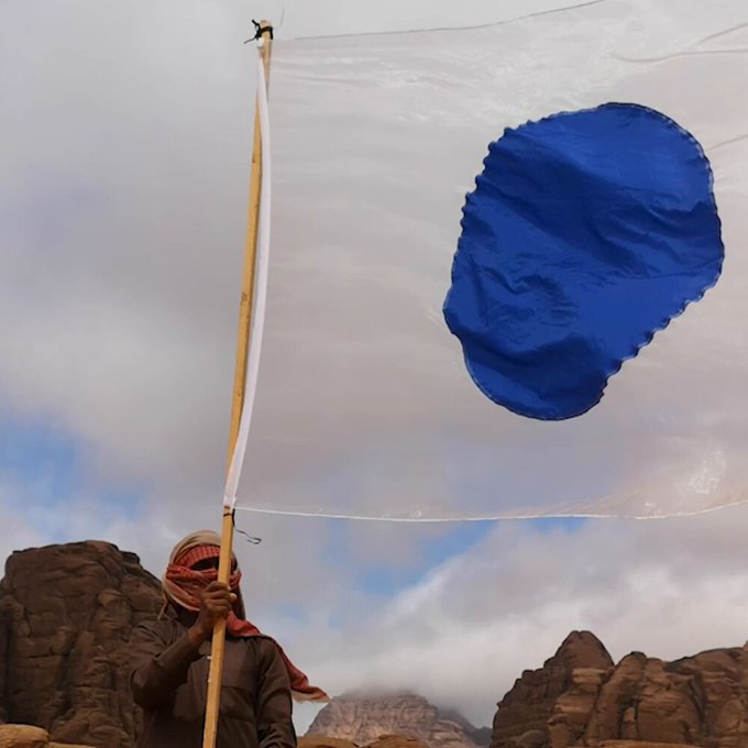 "Totalmente enamorado de esta propuesta de bandera planetaria. Un circulo azul para representar nuestro planeta, y el resto transparente para que el fondo sea parte de la bandera".
