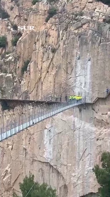 Así se pone a prueba la pasarela colgante del caminito del Rey.