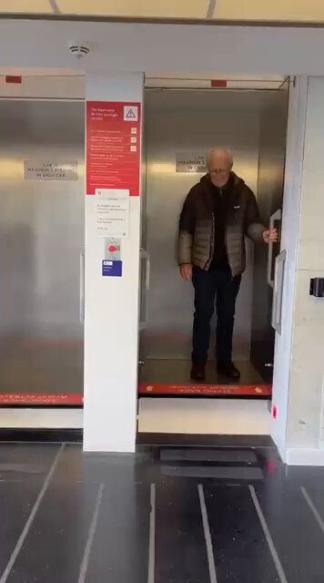Zapatero intentando escapar de la UDEF
