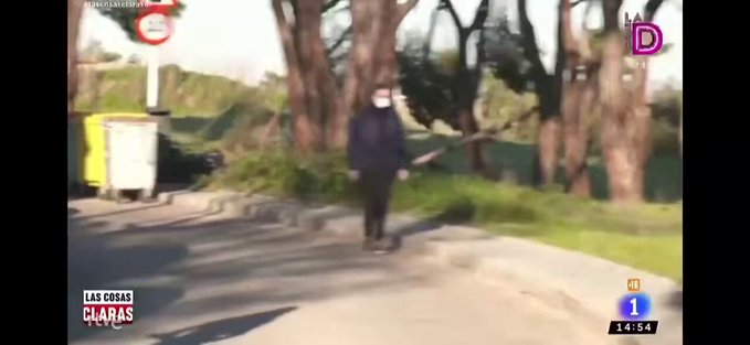 2020: Una reportera del programa de Cintora asalta a Rajoy mientras hacía deporte.