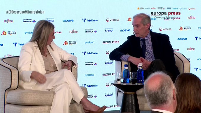 Milagros Tolón, ministra de Deportes de España: "El fútbol es una de las cosas más complicadas. Menos mal que el fútbol femenino cobra cada vez más fuerza". ¿Y sabéis por que es tan complicado? Porque hay demasiado hombre".