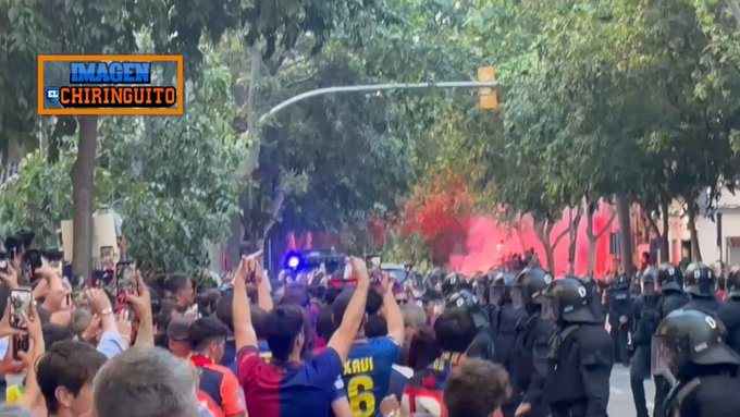 Los aficionados culés apedrean el bus de Barça por equivocación... ¡pensando que llegaba el Real Madrid!