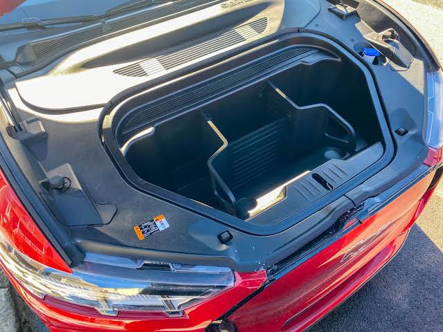 Ford ahora te cobra un extra de 500 dólares por poder abrir el maletero delantero. El espacio ya está ahí, pero si no pagas el 'DLC', te quedas sin poder usarlo.