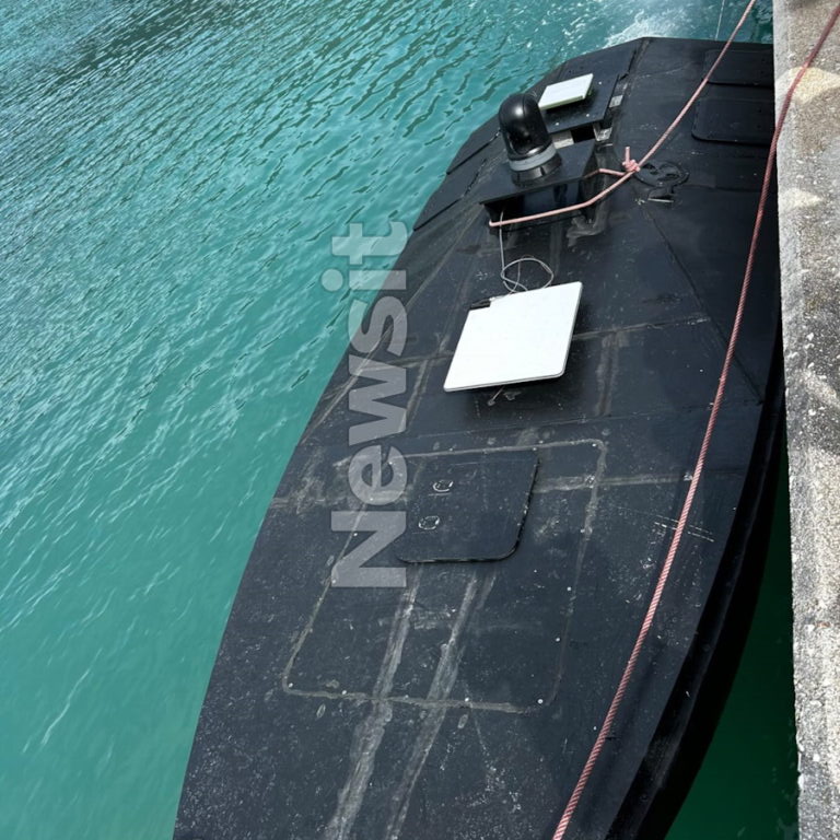 Hoy unos pescadores griegos de la isla de Lefkada encontraron en una cueva este dron naval militar que luego remolcaron para entregarlo a la Guardia Costera y al ejército, la embarcación estaba sin tripulación y con el motor encendido.