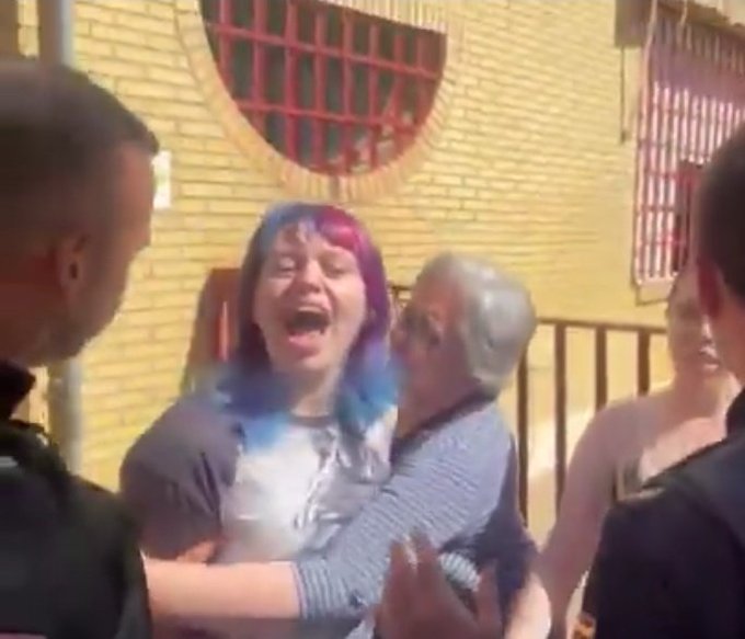 Una mujer insulta a unos apoderados de VOX en un colegio electoral de Sevilla.