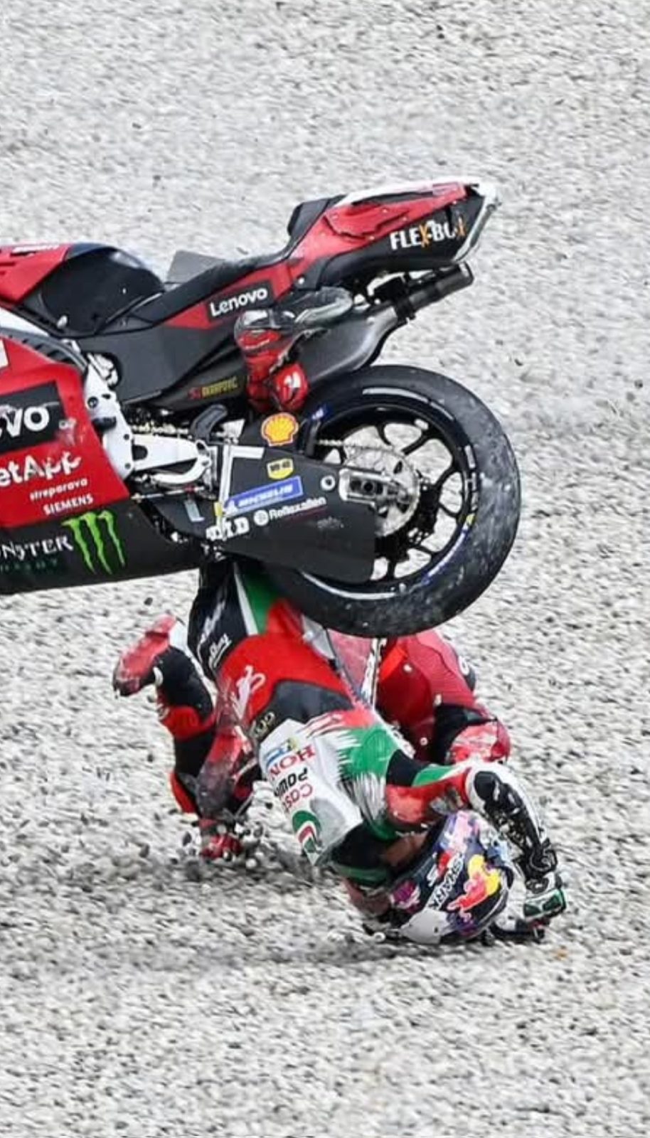 El feo accidente de Zarco ayer en la carrera de MotoGP.