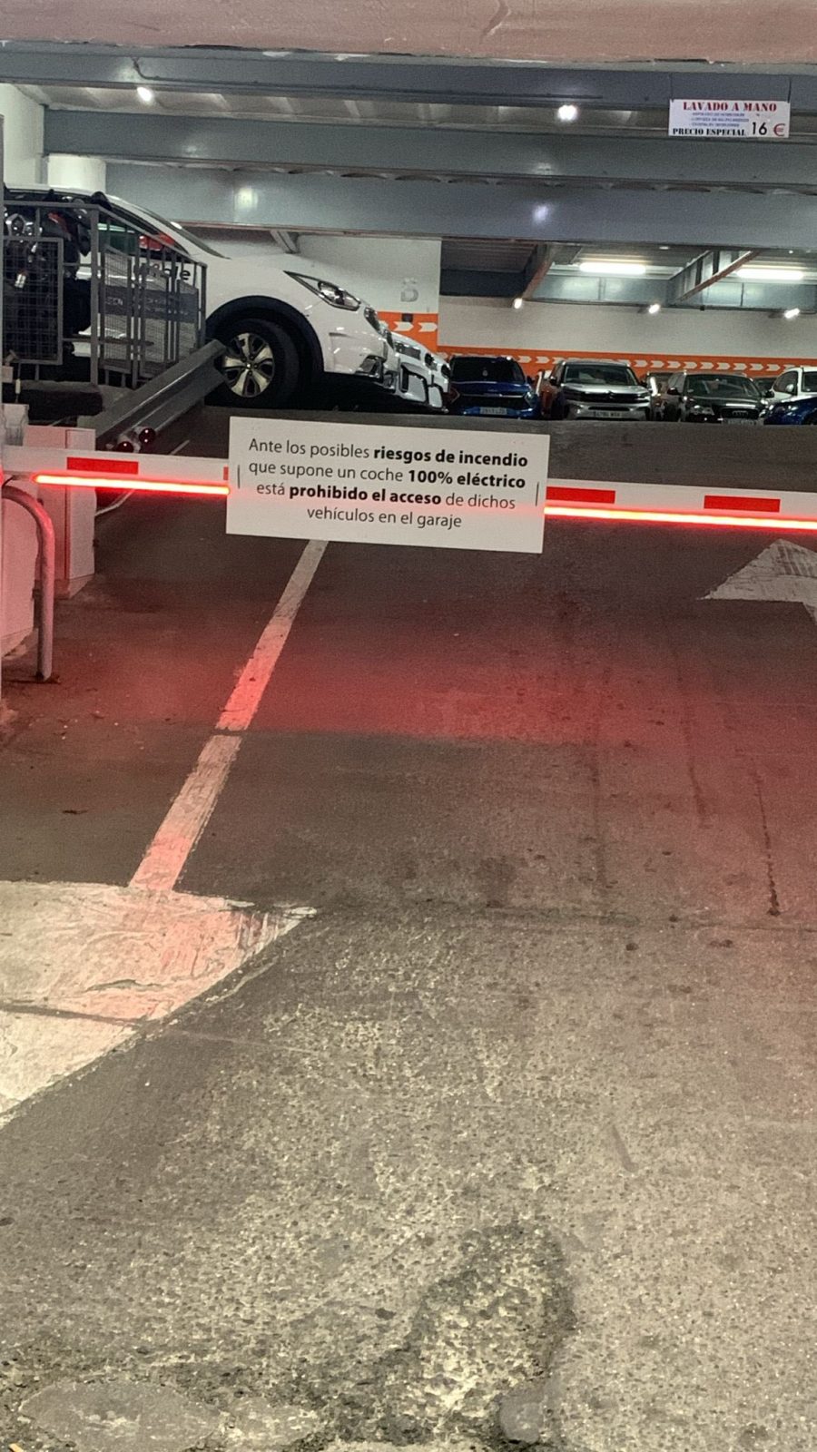 "Por seguridad, no se permiten vehículos eléctricos en este aparcamiento".