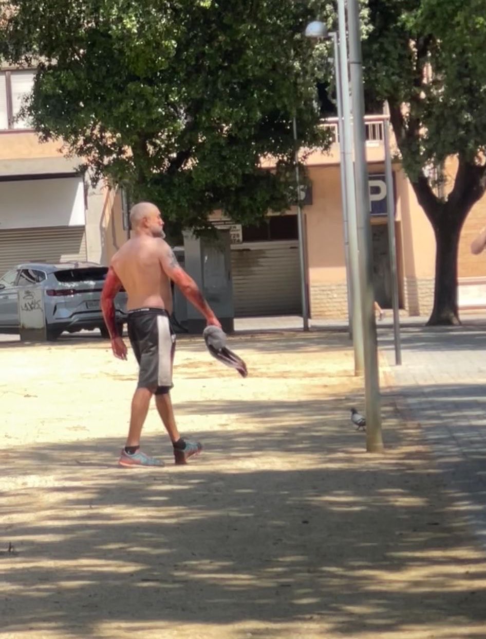 Un sujeto se ha cargado a su mujer en Figueres y luego ha andado como si nada hasta una fuente para limpiarse.