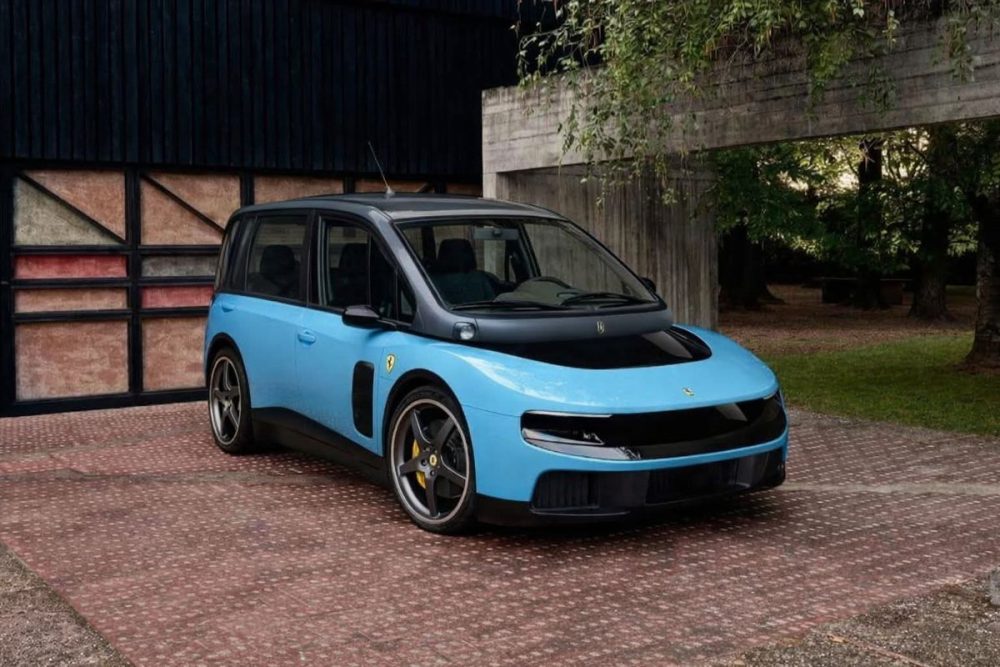 Crearemos un Ferrari eléctrico horrendo con limpiaparabrisas de autobús y llantas que parecen tapas de sartén, y lo promocionaremos dejando que lo conduzca el Papa... ¿Qué podría salir mal?
