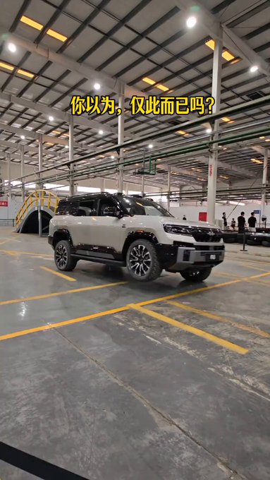 Los chinos ya no saben qué chorrada ponerle a sus coches para hacer el vídeo viral de turno...