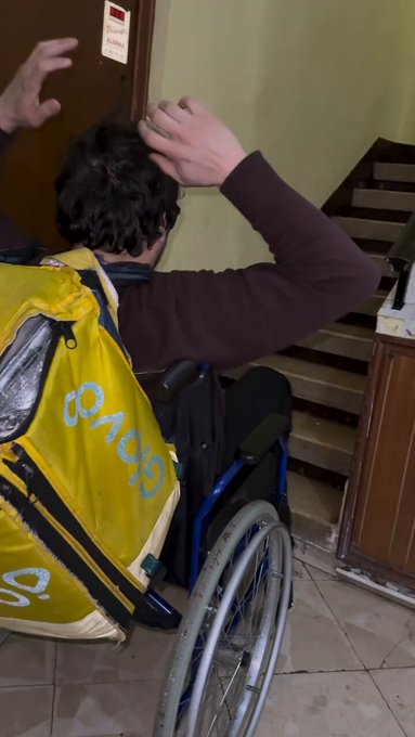 Nadie piensa en los repartidores en silla de ruedas...