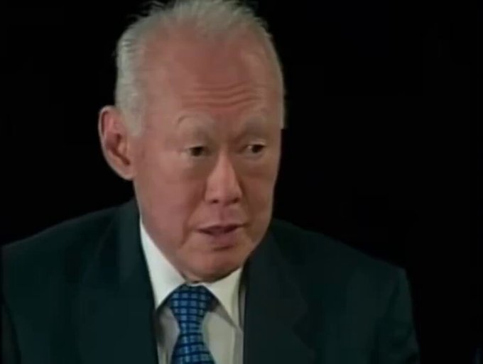 Lee Kuan Yew cuenta como el cambio cultural en Singapur tuvo que hacerse a la fuerza: "fue difícil cambiar a una población que estaba acostumbrada a portarse como el tercer mundo".