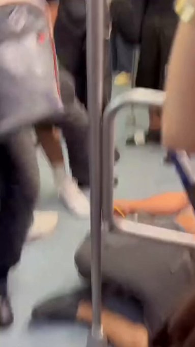 Un hombre recibe una puñaIada en un glúteo al intentar mediar en una pelea multitudinaria en el Metro de Barcelona