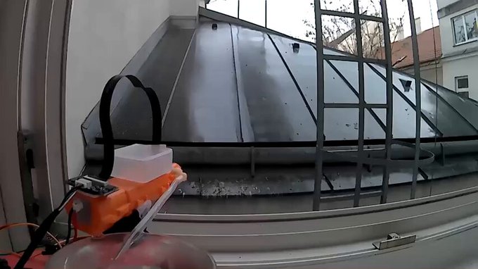 Un ingeniero crea su propio sistema automatizado de "defensa contra palomas".