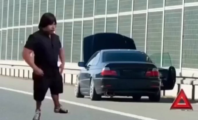 POV: Has pinchado pero en vez de tener rueda de repuesto tienes tremendo subwoofer.