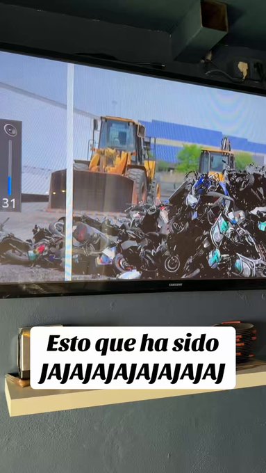 El de los informativos de la cuatro partiéndose la poIIa en pleno directo con un vídeo de un Indio volando por los aires :D