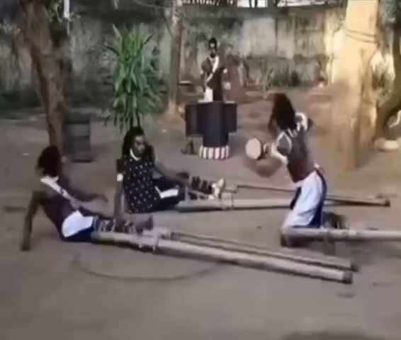 El curioso método que usan estos africanos para ponerse de pie con zancos de 2 metros.