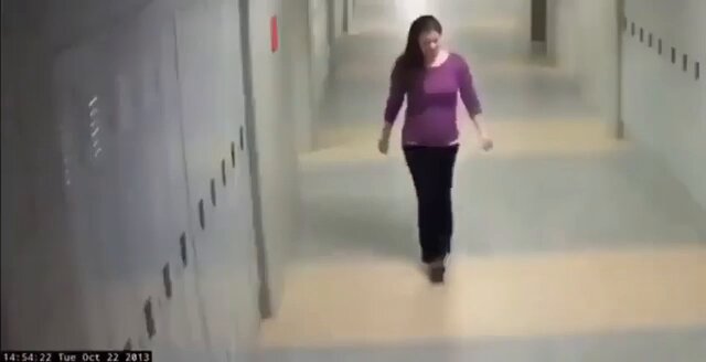 Un adolescente de 14 años vioIa a su profesora de 24 cuando se estaba tomando un descanso para ir al baño.