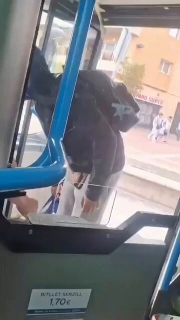 Momento tenso en un autobús urbano de Mataró.