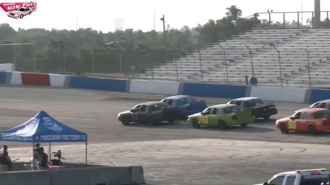Carrera en óvalo de mujeres. El pace car sale de la pista y entra a calle de boxes para que la carrera reinicie y... todas lo siguen. Los comentaristas de descojonan.