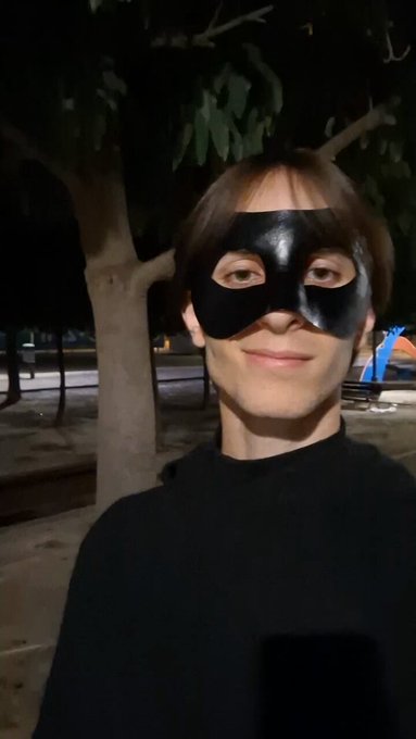 El superhéroe murciano “La Garza Negra” es el terror de los Amego Segarro.