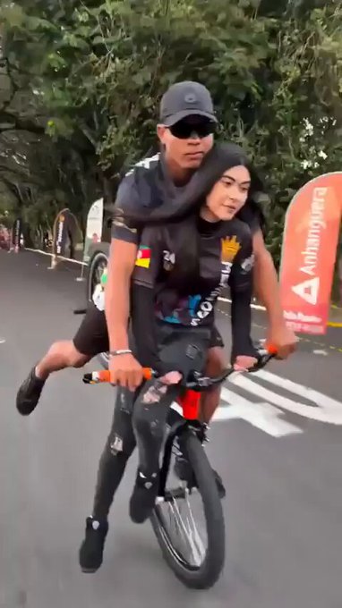 Haré un invertido con mi novia agarrada al manillar... ¿Qué podría salir mal?