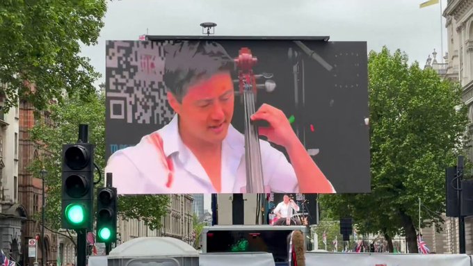 "El nivel de racіsmo e isIamofobia de la marcha de extrema derecha en Londres es alucinante. Aquí un «artista» viene a actuar con tocino sobre los hombros para alejar a los musulmanes".