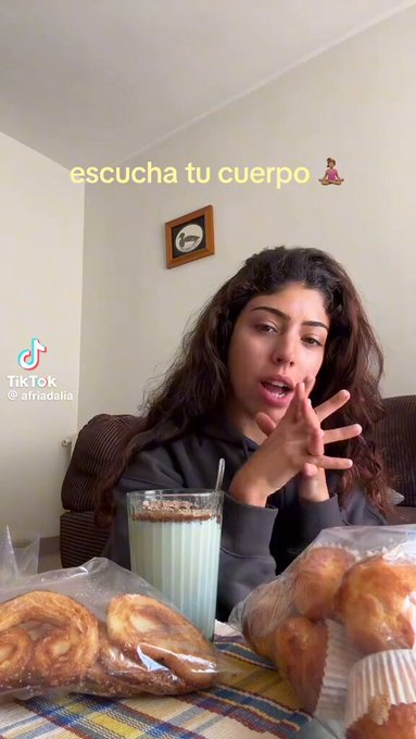 En una época en la que la mayoría de influencers te hablan de 'real food' y de alimentos prohibidos sin tener ni idea de nutrición, África Adalia te dice que te desayunes un colacao con magdalenas si te apetece.
