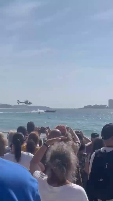 Celebración del día de las Fuerzas Armadas: el piloto de un helicóptero se salva por los pelos de convertirlo en submarino.