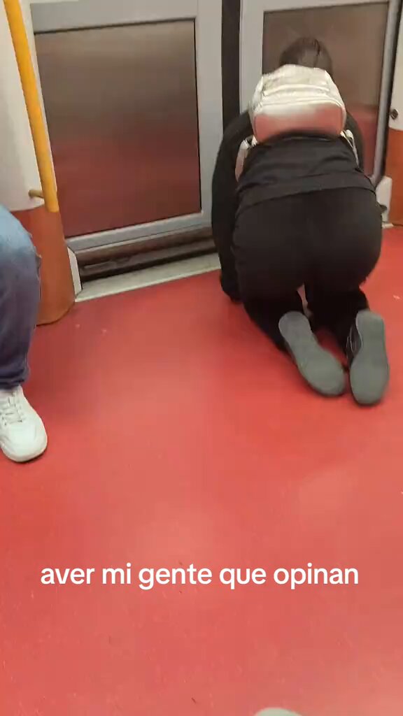 Visto en el metro de Madrid. Hubo un tiempo en el que a esta gente la encerraban.