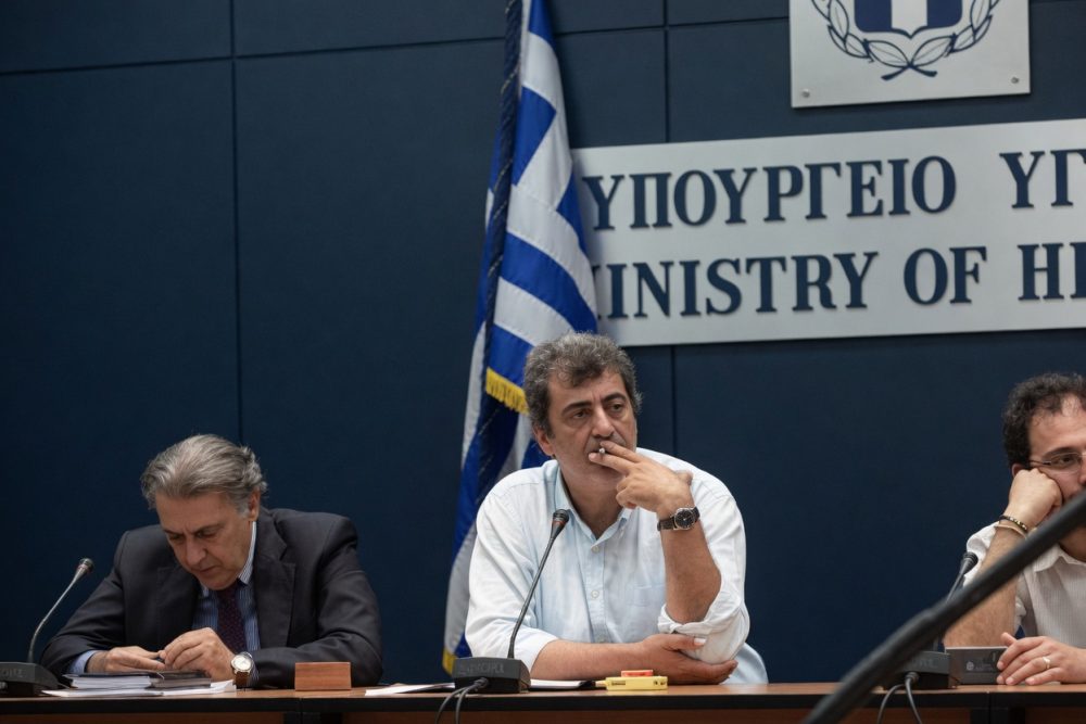 El Ministro de Salud de Grecia fumándose un cigarro dentro del Ministerio de Salud en el Día Mundial Sin Tabaco.