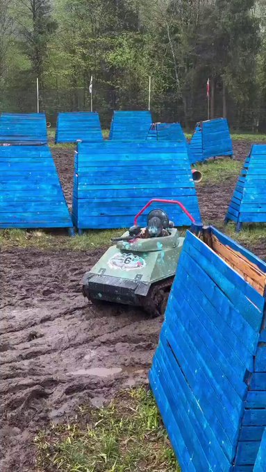 En Polonia hay un paintball en el que todos los participantes van en MINITANQUES.