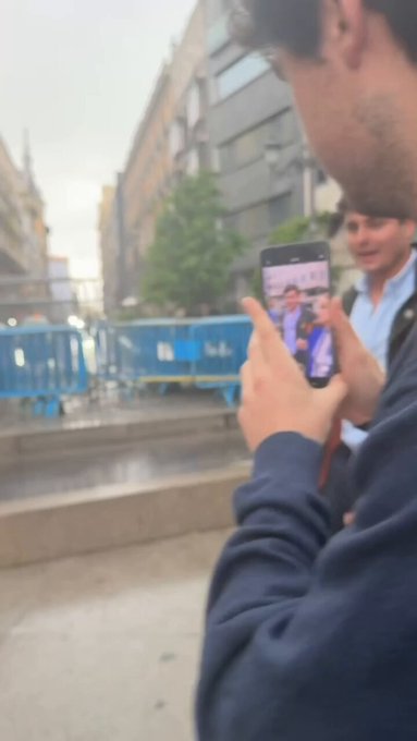 Vito Quiles le regala una cuchilla de afeitar a una periodista de TelePablo.