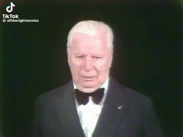 En 1972, Charlie Chaplin regresó a Estados Unidos tras años de exilio y recibió la ovación en pie más larga de la historia de los Oscar, que duró unos 12 minutos.