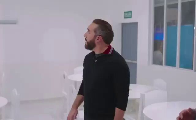 En su recorrido por una nueva escuela Nayib Bukele muestra los muebles que hacen los reos en las cárceles de El Salvador.