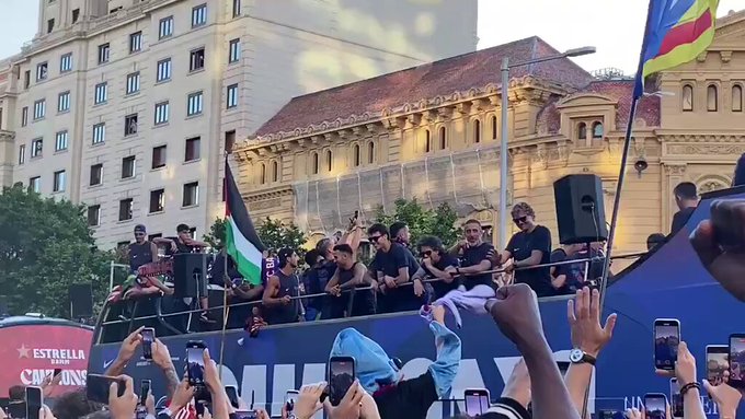 Lamine Yamal celebra el título del Barcelona con la bandera de Palestina.