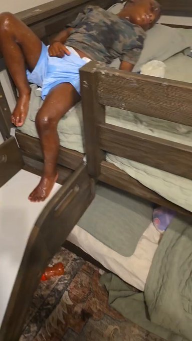 Un padre encuentra a su hijo pequeño durmiendo completamente embadurnado de vaselina.