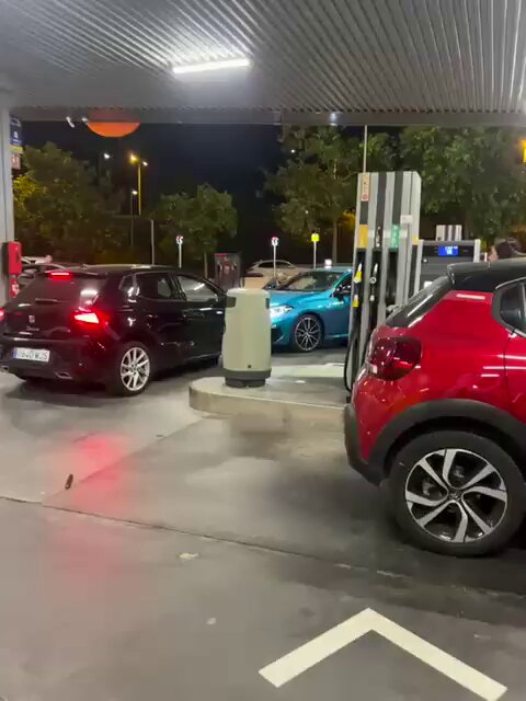 Tres agentes de paisano a bordo de un vehículo camuflado intentaron detener a cinco miembros de una banda de origen magrebí acusados de haber atracado a mano armada una gasolinera en Barcelona.
