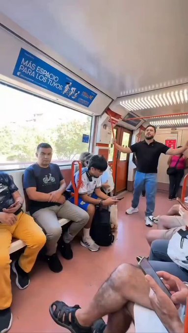 Un español discute con dos predicadores evangélicos mexicanos en el metro de Madrid: "No quiero tu verborrea"