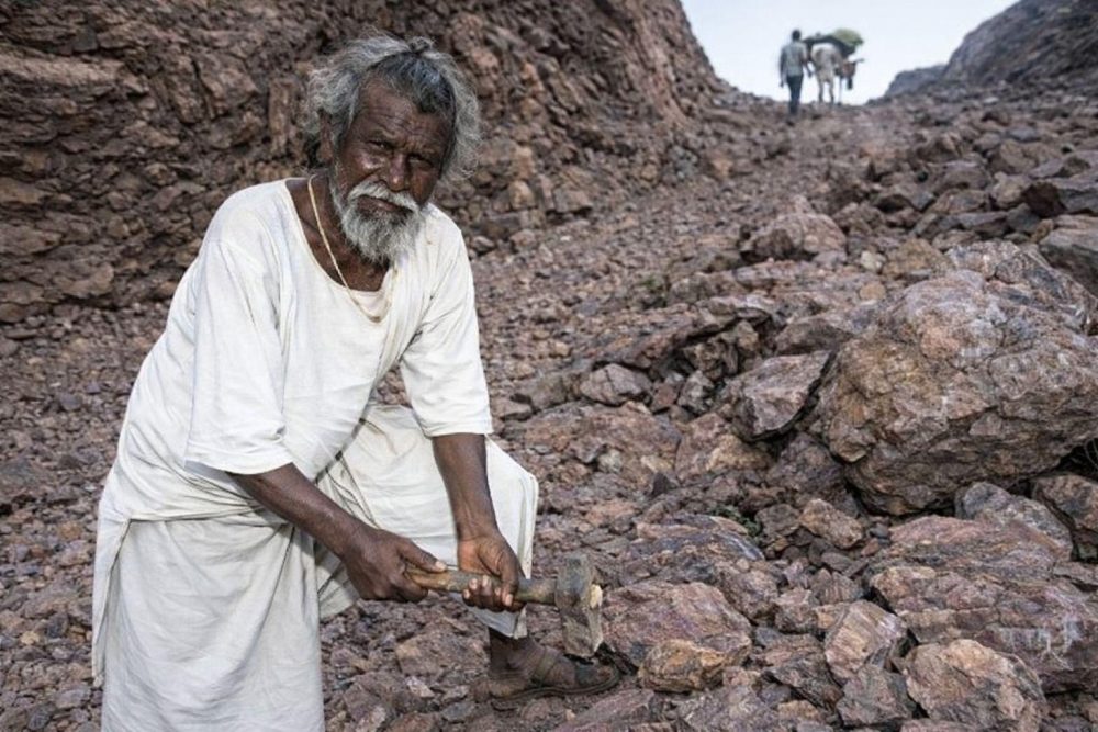 Dashrath Manjhi, el hombre que tras la muerte de su mujer, y al no haber podido llegar a un médico a tiempo, dedicó 22 años a abrir un sendero de 110 metros a través de una montaña usando únicamente un martillo y un cincel.