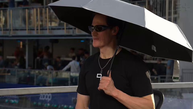 Bryan Johnson revela por qué usa un paraguas incluso cuando no llueve y los niveles de UV son bajos: “El 90% del envejecimiento físico de la piel es por el sol, así que este es un paraguas UV que me protege”
