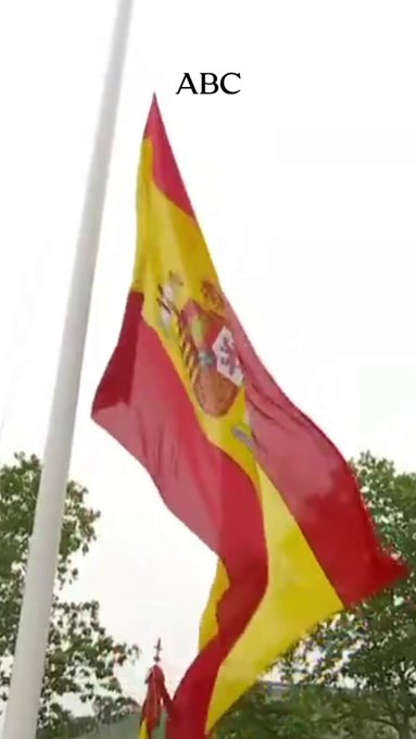 Se cae la bandera de España mientras estaba siendo izada en el Día de las Fuerzas Armadas.
